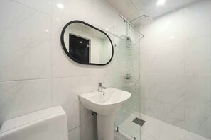 مكتب وواي فاي مجانًا وملاءات أسرّة