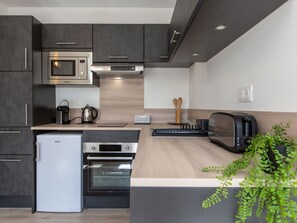 Kühlschrank, Mikrowelle, Ofen, Geschirrspüler