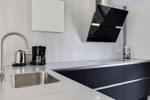 Kühlschrank, Mikrowelle, Ofen, Herdplatte