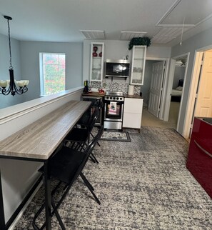 Réfrigérateur, four à micro-ondes, un four, surface de cuisson