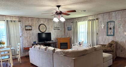 Cozy Cabin at Possum Kingdom Lake. Close to Rocker B Ranch & PK Ice House.