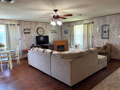 Cozy Cabin at Possum Kingdom Lake. Close to Rocker B Ranch & PK Ice House.