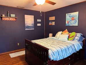 2 bedrooms, free WiFi - Cozy Cabin at Possum Kingdom Lake. Close to Rocker B Ranch & local music venues. (Graford)