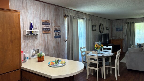 Un espacio habitable compacto con cocina, comedor y zona de estar.