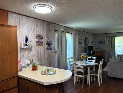 Cozy Cabin at Possum Kingdom Lake. Close to Rocker B Ranch & local music venues.