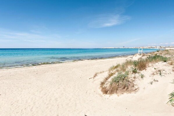 På stranden