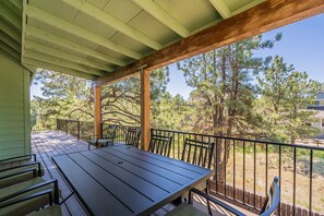 Outdoor dining - Beautiful 5 Bedroom Flagstaff Home w/ Private Spa (Flagstaff)