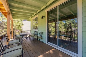 Outdoor dining - Beautiful 5 Bedroom Flagstaff Home w/ Private Spa (Flagstaff)