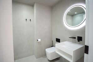 Suihku, hiustenkuivaaja, pyyhkeet, sampoo