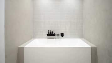 Doccia, asciugacapelli, asciugamani, sapone