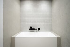 Shower, hair dryer, towels - Scandinavian | The Heim Residences (Manchester)