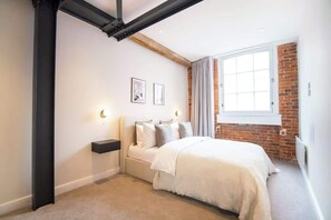 2 bedrooms, iron/ironing board, WiFi, bed sheets - Hive | The Heim Residences (Manchester)