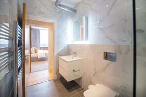 Shower, hair dryer, towels, shampoo