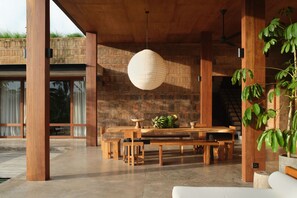 Vila, 4 quartos, vista para a piscina | Sala de jantar