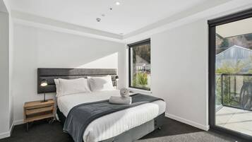 2 bedrooms, desk, iron/ironing board, WiFi