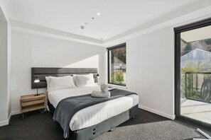 2 bedrooms, desk, iron/ironing board, WiFi