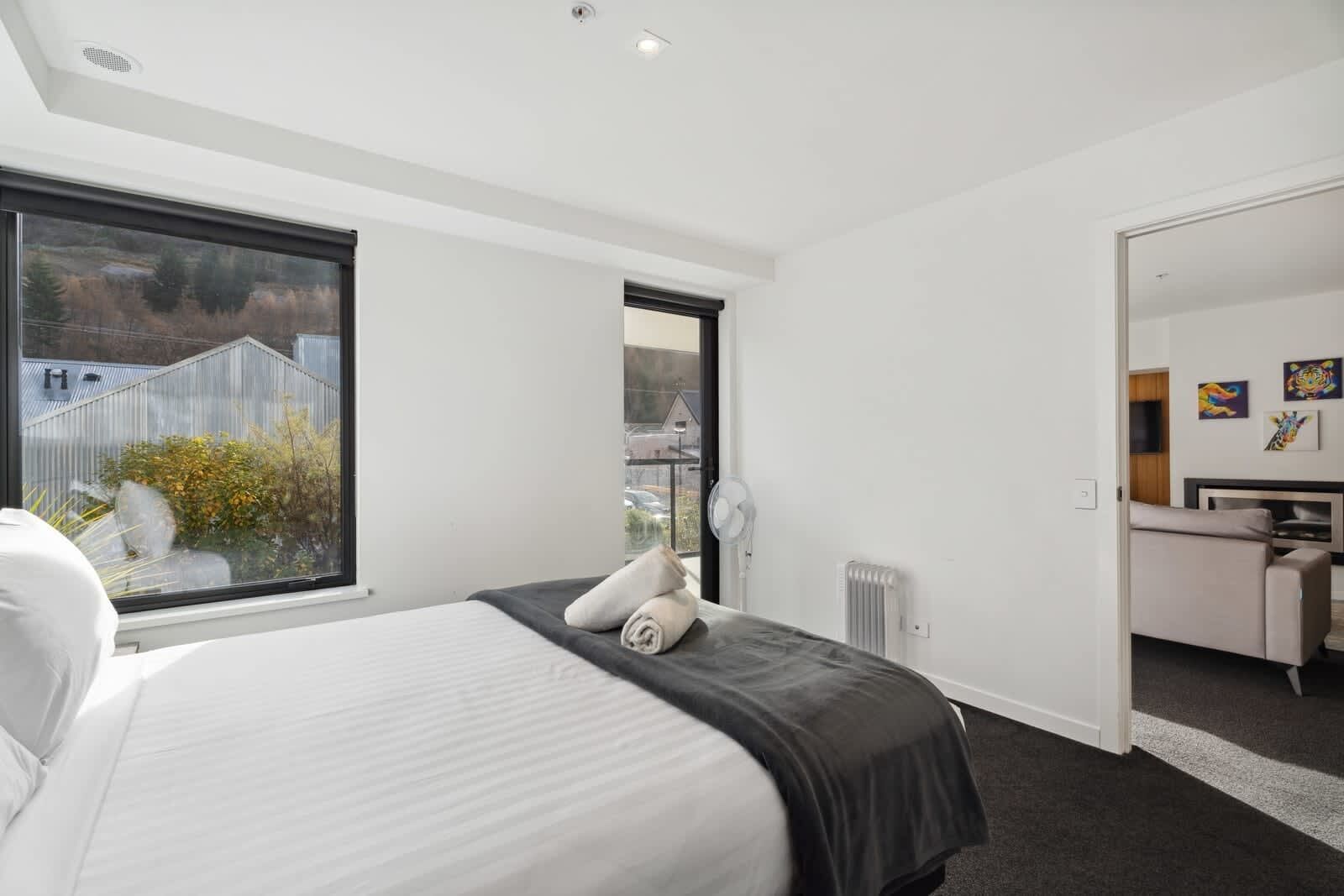 2 bedrooms, desk, iron/ironing board, WiFi