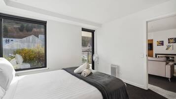 2 bedrooms, desk, iron/ironing board, WiFi