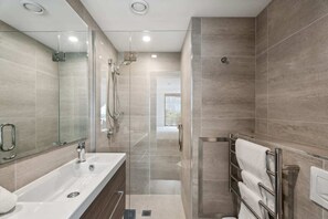 Shower, hair dryer, towels - Coronet Views at La Residence du Parc (Queenstown)