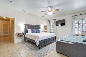 3 bedrooms, iron/ironing board, WiFi, bed sheets - Texas Hill Country Retreat - Walk to Nueces River! (Camp Wood)
