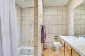 Hair dryer, towels - Bullhead City Home w/ Views, Close to Lake Mohave! (Bullhead City)