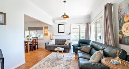 Rosewood Cottage - Stroll to Central, Cosy Escape