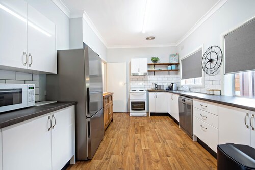 Rosewood Cottage - Stroll to Central, Cosy Escape