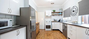 Rosewood Cottage - Stroll to Central, Cosy Escape