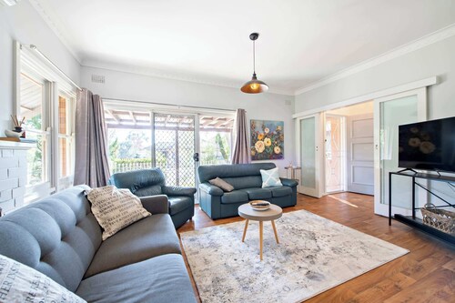 Rosewood Cottage - Stroll to Central, Cosy Escape