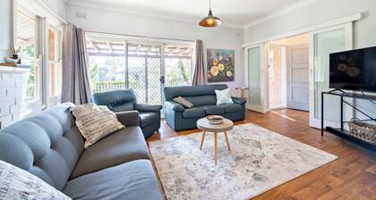 Rosewood Cottage - Stroll to Central, Cosy Escape