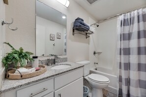 Asciugacapelli, asciugamani, sapone, shampoo