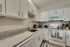 冷蔵庫、電子レンジ、オーブン、コンロ