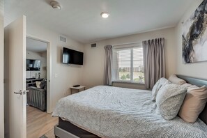 3 室のベッドルーム、デスク、アイロン / アイロン台、WiFi (無料)