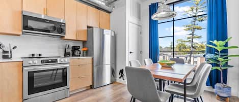 Frigorífico, microondas, horno y placa de cocina