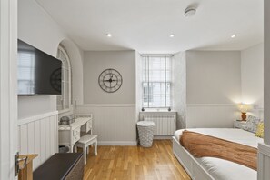 1 habitación, tabla de planchar con plancha, wifi y ropa de cama