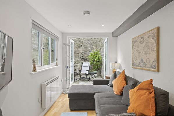 TV, fireplace, offices - Apartment in Grade II Listed Building, Dartmouth (Devon)