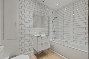 Shower, hair dryer, towels - Modern Townhouse w/ Private Parking, Dartmouth (Devon)