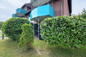 Property grounds - Holiday Apartment 12 in Haus Borkum with Private Terrace and Wi-Fi (Wurster Nordseeküste)