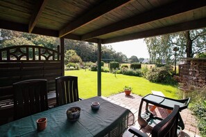 Outdoor dining - Apartment 'Ferienwohnung Heike Ludzuweit' with Private Terrace, Shared Garden and Wi-Fi (Ostenfeld)