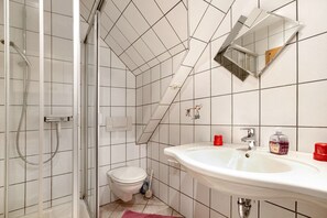 Shower, hair dryer, towels - Apartment 'Ferienwohnung Heike Ludzuweit' with Private Terrace, Shared Garden and Wi-Fi (Ostenfeld)