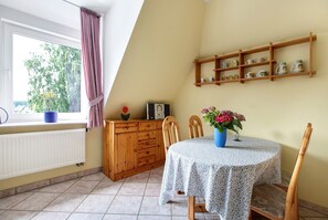 Dining - Apartment 'Ferienwohnung Heike Ludzuweit' with Private Terrace, Shared Garden and Wi-Fi (Ostenfeld)