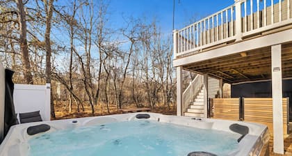 Hot Tub, Game Room, Dog Friendly, Sports Bar, A/C