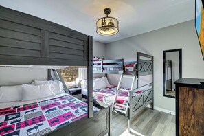 8 chambres, bureau, fer et planche à repasser, lit parapluie