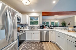 Fridge, microwave, oven, stovetop - Hot Tub, Game Room, Dog Friendly, Sports Bar, A/C (Albrightsville)