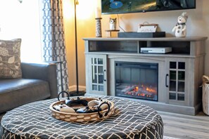 Fernseher, Kamin, Videospiele, Tischfußball