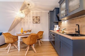 Fridge, oven, stovetop, dishwasher - Apartment 'Störtebekers Perle' with Balcony and Wi-Fi (Zingst)