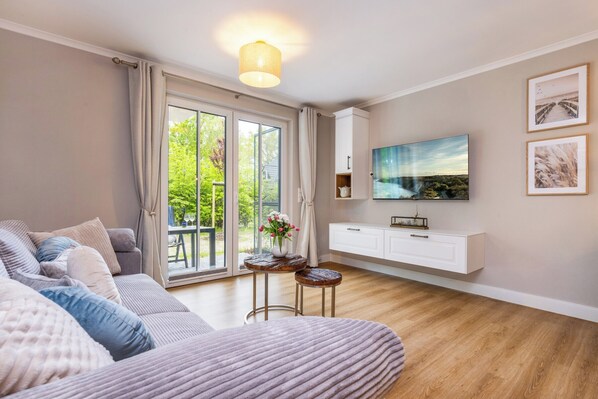 TV - Apartment 'Strandappartements' with Private Terrace, Private Garden and Wi-Fi (Zingst)