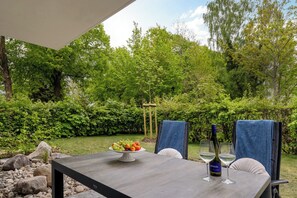 Outdoor dining - Apartment 'Strandappartements' with Private Terrace, Private Garden and Wi-Fi (Zingst)