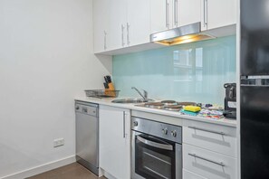 Cafetera y tetera, refrigerador, microondas y parrilla de estufa 