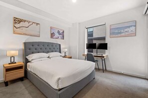 1 habitación, escritorio, tabla de planchar con plancha y wifi 
